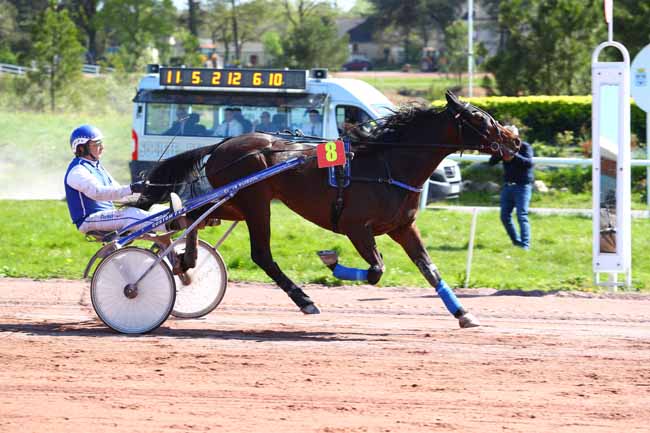Photo d'arrivée de la course pmu PRIX YVONNICK BODIN à PONTCHATEAU le Mercredi 18 avril 2018