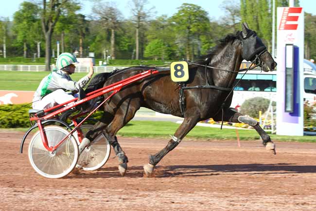 Photo d'arrivée de la course pmu PRIX DE BOULOGNE à ENGHIEN le Jeudi 19 avril 2018
