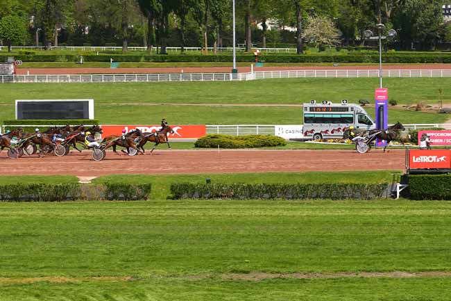 Photo d'arrivée de la course pmu PRIX D'HEROUVILLE à ENGHIEN le Samedi 21 avril 2018
