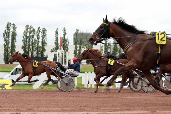 Photo d'arrivée de la course pmu GRAND NATIONAL DU TROT PARIS-TURF à AGEN LE PASSAGE le Mercredi 25 avril 2018