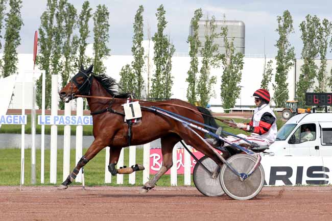 Photo d'arrivée de la course pmu PRIX DE L'ENTREPRISE MALET à AGEN LE PASSAGE le Mercredi 25 avril 2018