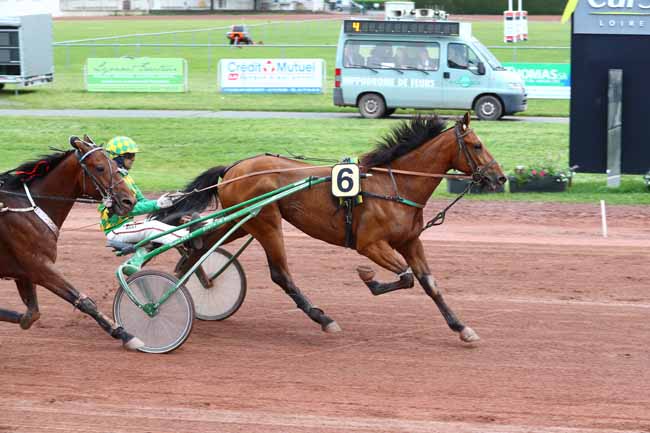 Photo d'arrivée de la course pmu PRIX NIGAY à FEURS le Mardi 15 mai 2018