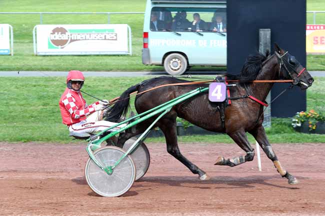 Photo d'arrivée de la course pmu PRIX DU CREDIT MUTUEL à FEURS le Mardi 15 mai 2018