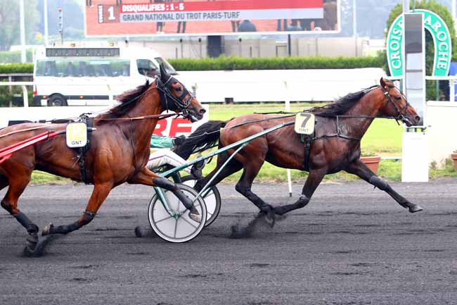 Photo d'arrivée de la course pmu GRAND NATIONAL DU TROT PARIS-TURF à LE CROISE-LAROCHE le Mercredi 23 mai 2018