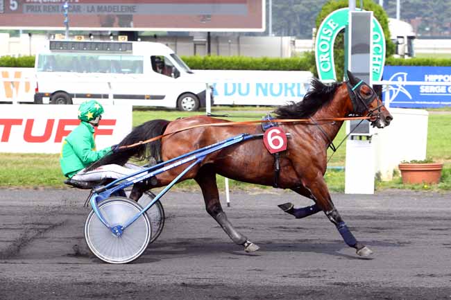 Photo d'arrivée de la course pmu PRIX RENT A CAR - LA MADELEINE à LE CROISE-LAROCHE le Mercredi 23 mai 2018