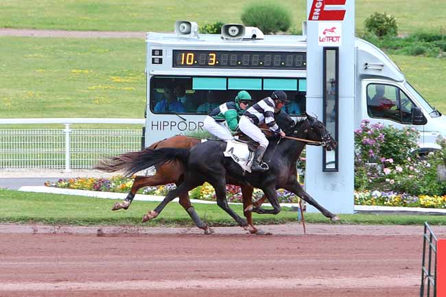 Photo d'arrivée de la course pmu PRIX DE LA PLACE DU CHATELET à ENGHIEN le Samedi 26 mai 2018
