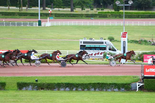 Photo d'arrivée de la course pmu PRIX DU RHONE à ENGHIEN le Samedi 26 mai 2018