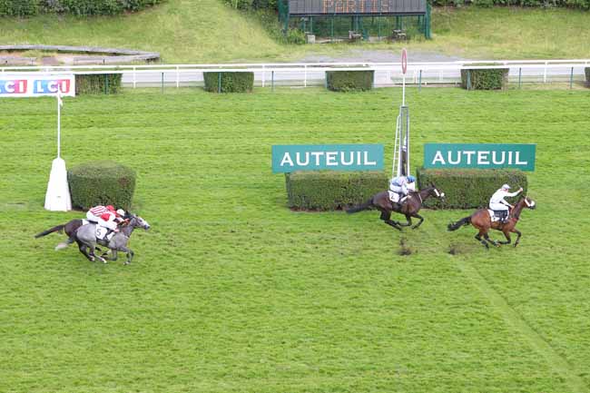 Photo d'arrivée de la course pmu PRIX OUISTREHAM à AUTEUIL le Mercredi 30 mai 2018