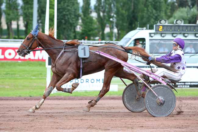 Photo d'arrivée de la course pmu PRIX DE SAINT-REMY-EN-ROLLAT à VICHY le Mardi 5 juin 2018