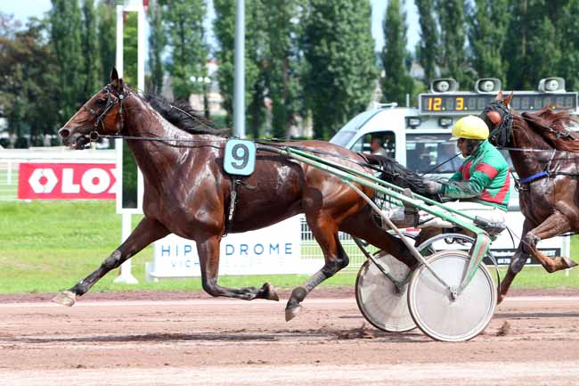 Photo d'arrivée de la course pmu PRIX DE LA SOLOGNE à VICHY le Mardi 5 juin 2018