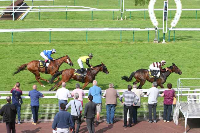 Photo d'arrivée de la course pmu PRIX DES FRONDAISONS à COMPIEGNE le Vendredi 8 juin 2018
