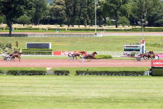 Photo d'arrivée de la course pmu PRIX D'HERMONVILLE à ENGHIEN le Samedi 16 juin 2018