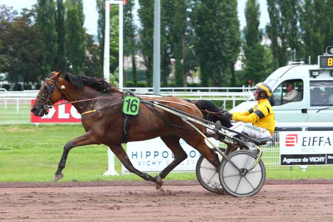 Photo d'arrivée de la course pmu PRIX DE COGNAT-LYONNE à VICHY le Lundi 18 juin 2018