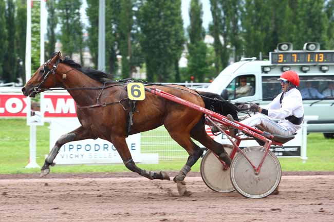 Photo d'arrivée de la course pmu PRIX ROQUEPINE (GR A) à VICHY le Lundi 18 juin 2018