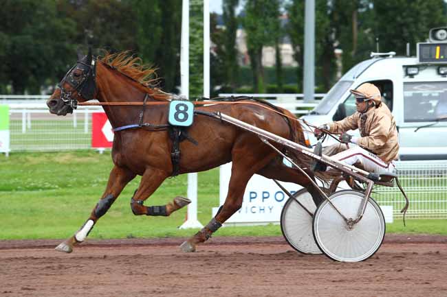 Photo d'arrivée de la course pmu PRIX ROQUEPINE (GR B) à VICHY le Lundi 18 juin 2018
