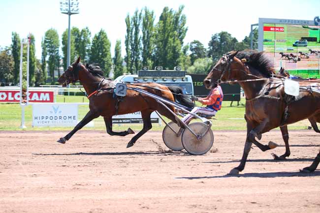 Photo d'arrivée de la course pmu PRIX CENTRE FRANCE LA MONTAGNE à VICHY le Jeudi 28 juin 2018