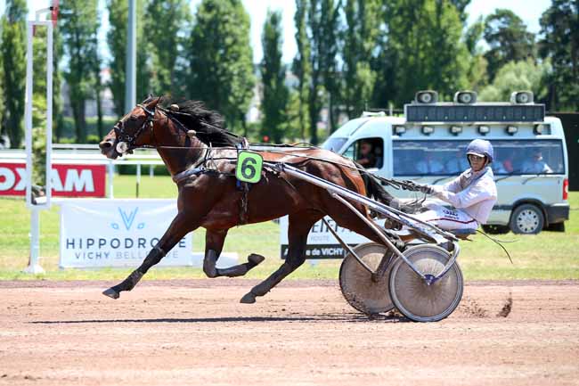Photo d'arrivée de la course pmu PRIX DE LA SOCIETE HIPPIQUE FRANCAISE à VICHY le Jeudi 28 juin 2018