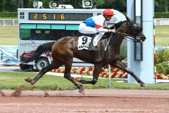 Photo d'arrivée de la course pmu PRIX DE LA PLACE DU TROCADERO à ENGHIEN le Jeudi 5 juillet 2018