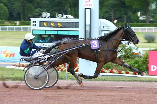Photo d'arrivée de la course pmu PRIX DU PANTHEON à ENGHIEN le Jeudi 5 juillet 2018