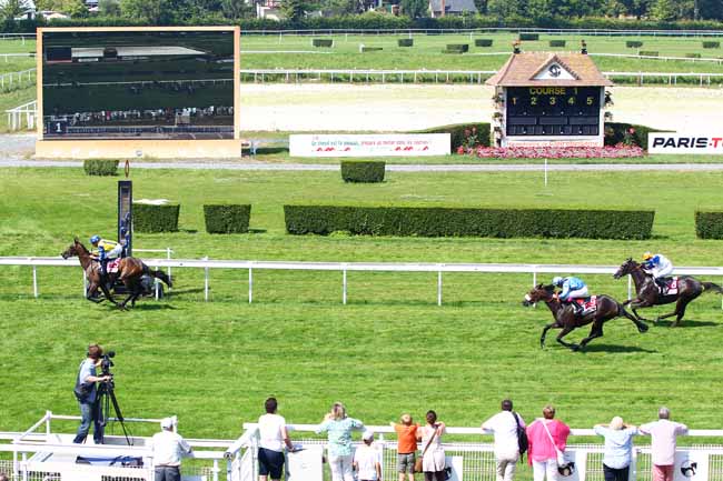 Photo d'arrivée de la course pmu PRIX DES VILLES DE SAINT-PIERRE-AZIF ET BLONVILLE-SUR-MER à CLAIREFONTAINE le Samedi 7 juillet 2018