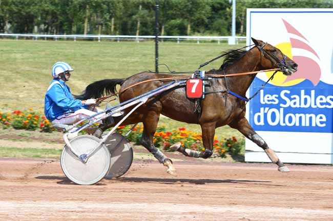 Photo d'arrivée de la course pmu PRIX DE SAINT-MATHURIN à LES SABLES D'OLONNE le Mardi 10 juillet 2018