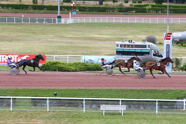 Photo d'arrivée de la course pmu PRIX QUIPROQUO II à ENGHIEN le Mercredi 11 juillet 2018