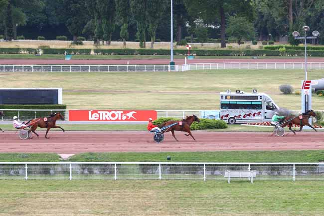 Photo d'arrivée de la course pmu PRIX DE LA TOUR SAINT JACQUES à ENGHIEN le Mercredi 11 juillet 2018