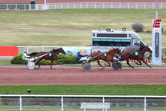 Photo d'arrivée de la course pmu PRIX D'ESCUROLLES à ENGHIEN le Mercredi 11 juillet 2018