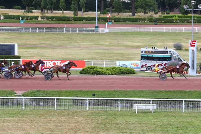 Photo d'arrivée de la course pmu PRIX DU JARDIN DES PLANTES à ENGHIEN le Mercredi 11 juillet 2018