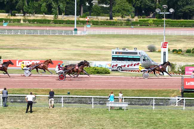 Photo d'arrivée de la course pmu PRIX DU LOUVRE à ENGHIEN le Dimanche 15 juillet 2018