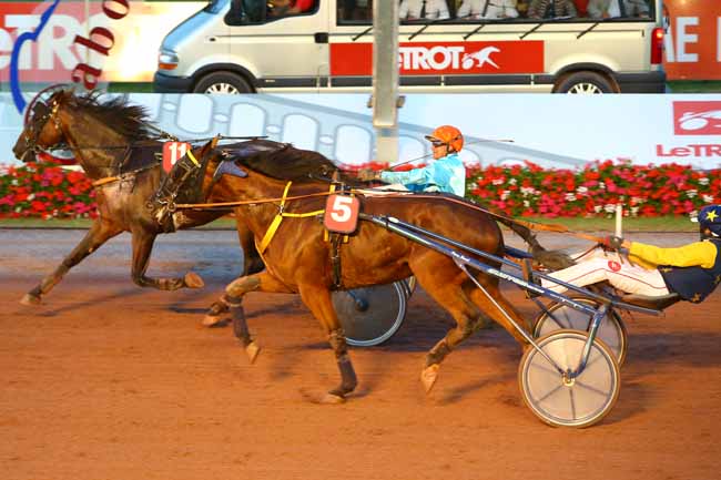 Photo d'arrivée de la course pmu PRIX DES SPIREES à CABOURG le Vendredi 20 juillet 2018