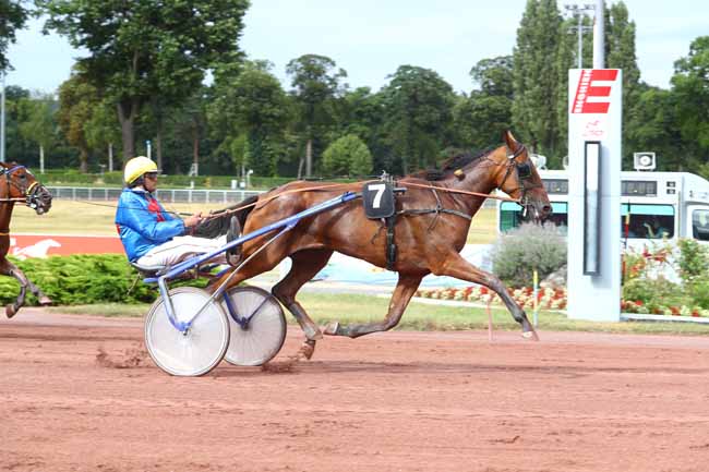 Photo d'arrivée de la course pmu PRIX DE LA PORTE POUCHET à ENGHIEN le Dimanche 29 juillet 2018