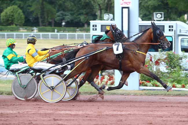 Photo d'arrivée de la course pmu PRIX DE LA GOUTTE D'OR à ENGHIEN le Dimanche 29 juillet 2018
