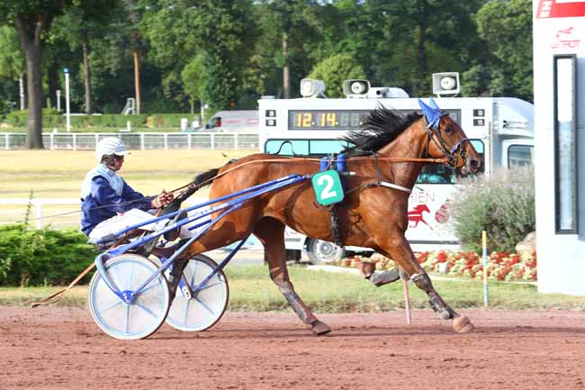 Photo d'arrivée de la course pmu PRIX DES HALLES à ENGHIEN le Dimanche 29 juillet 2018