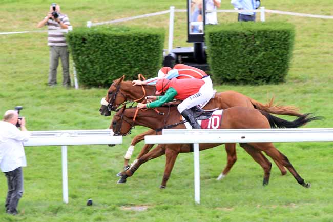 Photo d'arrivée de la course pmu PRIX DES GLYCINES à CLAIREFONTAINE le Lundi 30 juillet 2018
