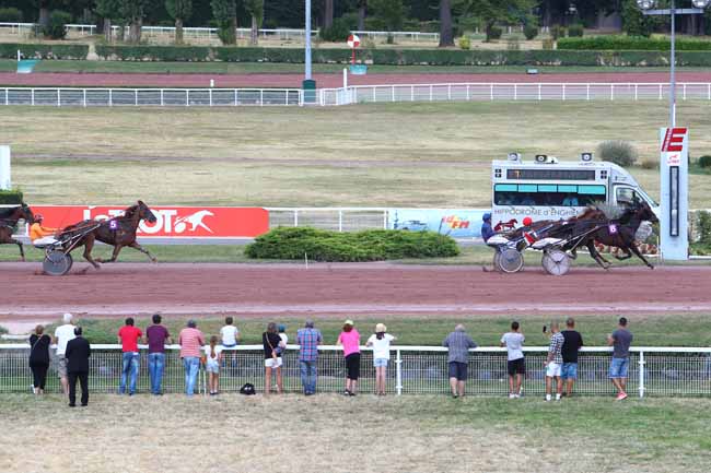 Photo d'arrivée de la course pmu PRIX D'UZES à ENGHIEN le Mercredi 1 août 2018