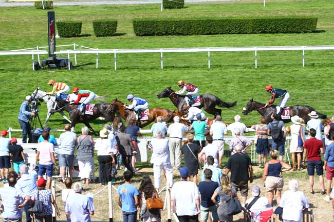 Photo d'arrivée de la course pmu PRIX DE LA CONFRERIE DU GRAND ORDRE DU TROU NORMAND, DES CALVADOS, CIDRES & POMMEAUX à CLAIREFONTAINE le Jeudi 2 août 2018