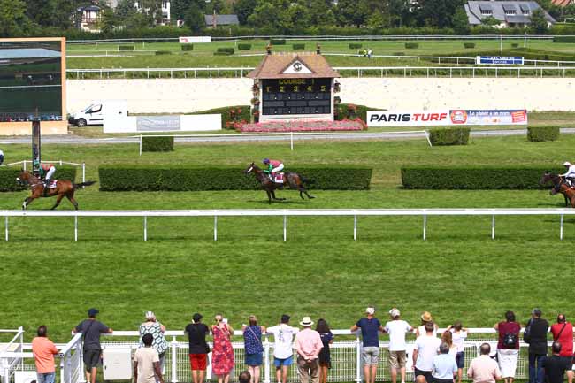 Photo d'arrivée de la course pmu PRIX DES PLATANES à CLAIREFONTAINE le Samedi 4 août 2018