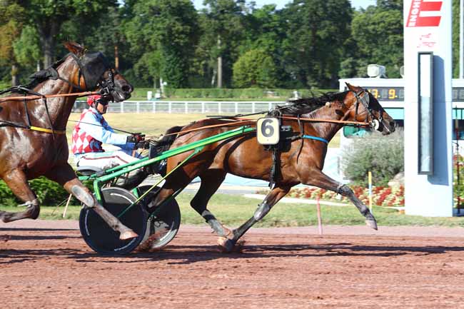 Photo d'arrivée de la course pmu PRIX DE CHALONS DU MAINE à ENGHIEN le Samedi 4 août 2018