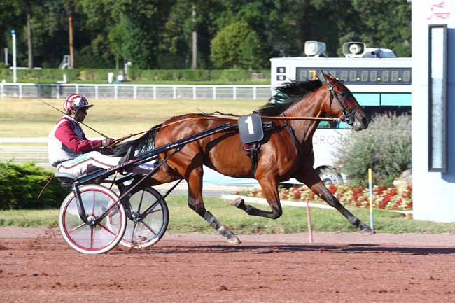 Photo d'arrivée de la course pmu PRIX DE LA PORTE DES LILAS à ENGHIEN le Samedi 4 août 2018