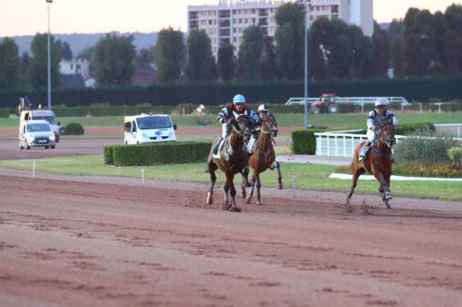 Photo d'arrivée de la course pmu PRIX DE LA PLACE DENFERT-ROCHEREAU à ENGHIEN le Samedi 4 août 2018