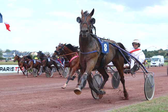 Photo d'arrivée de la course pmu PRIX DU PRESIDENT MAURICE DE FOLLEVILLE à SAINT MALO le Mercredi 8 août 2018
