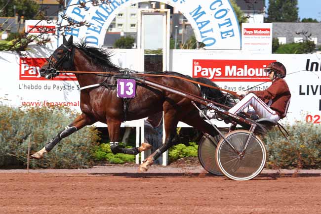 Photo d'arrivée de la course pmu PRIX ANDRE CARRUS- BAR DES AMIS DE DINGE à SAINT MALO le Mercredi 8 août 2018