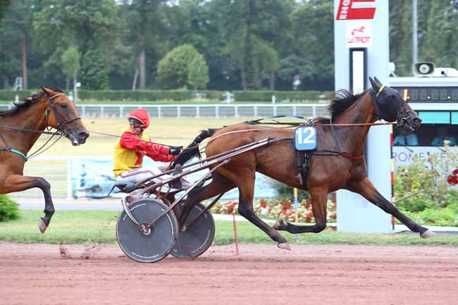 Photo d'arrivée de la course pmu PRIX DE LA PORTE D'ITALIE à ENGHIEN le Jeudi 9 août 2018
