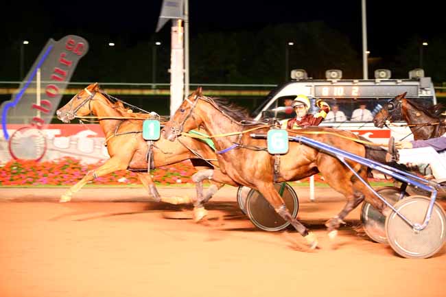 Photo d'arrivée de la course pmu PRIX DES NIVEOLES à CABOURG le Vendredi 10 août 2018