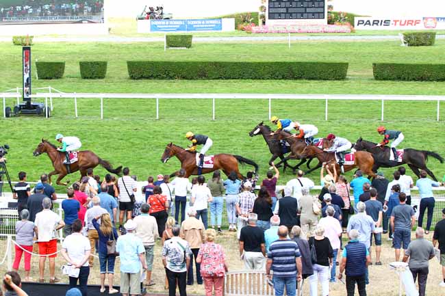 Photo d'arrivée de la course pmu PRIX DE LA POINTE DE LA PERCEE à CLAIREFONTAINE le Vendredi 10 août 2018