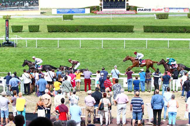 Photo d'arrivée de la course pmu PRIX DE LA POINTE DU HOC à CLAIREFONTAINE le Vendredi 10 août 2018