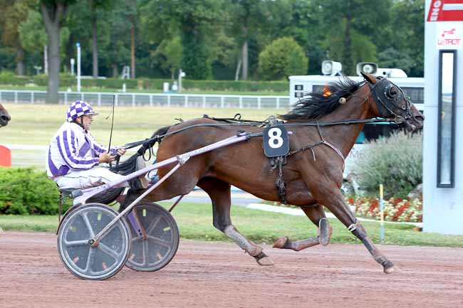Photo d'arrivée de la course pmu PRIX DE LA GARE DE L'EST à ENGHIEN le Samedi 11 août 2018
