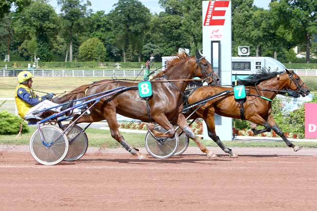 Photo d'arrivée de la course pmu PRIX DE L'ODEON à ENGHIEN le Samedi 11 août 2018