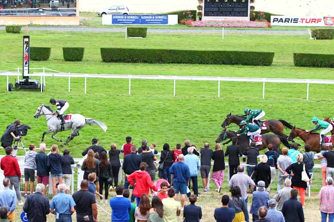 Photo d'arrivée de la course pmu PRIX DU QUAI AU COQ à CLAIREFONTAINE le Lundi 13 août 2018